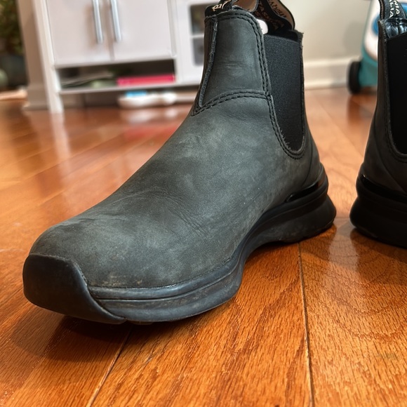 Blundstone Women’s Active Chelsea Boot- Size 6 (US) size 3 (AU). Rustic black - Picture 4 of 6